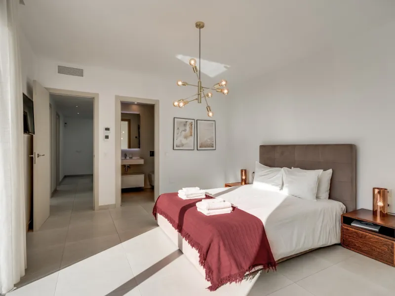 Los Miradores del Sol is a distinctive development situated on the New Golden Mile. This contemporary property features four bedrooms, three bathrooms, and an open-plan dining and living area, with direct access to the communal pool and several terraces, 
