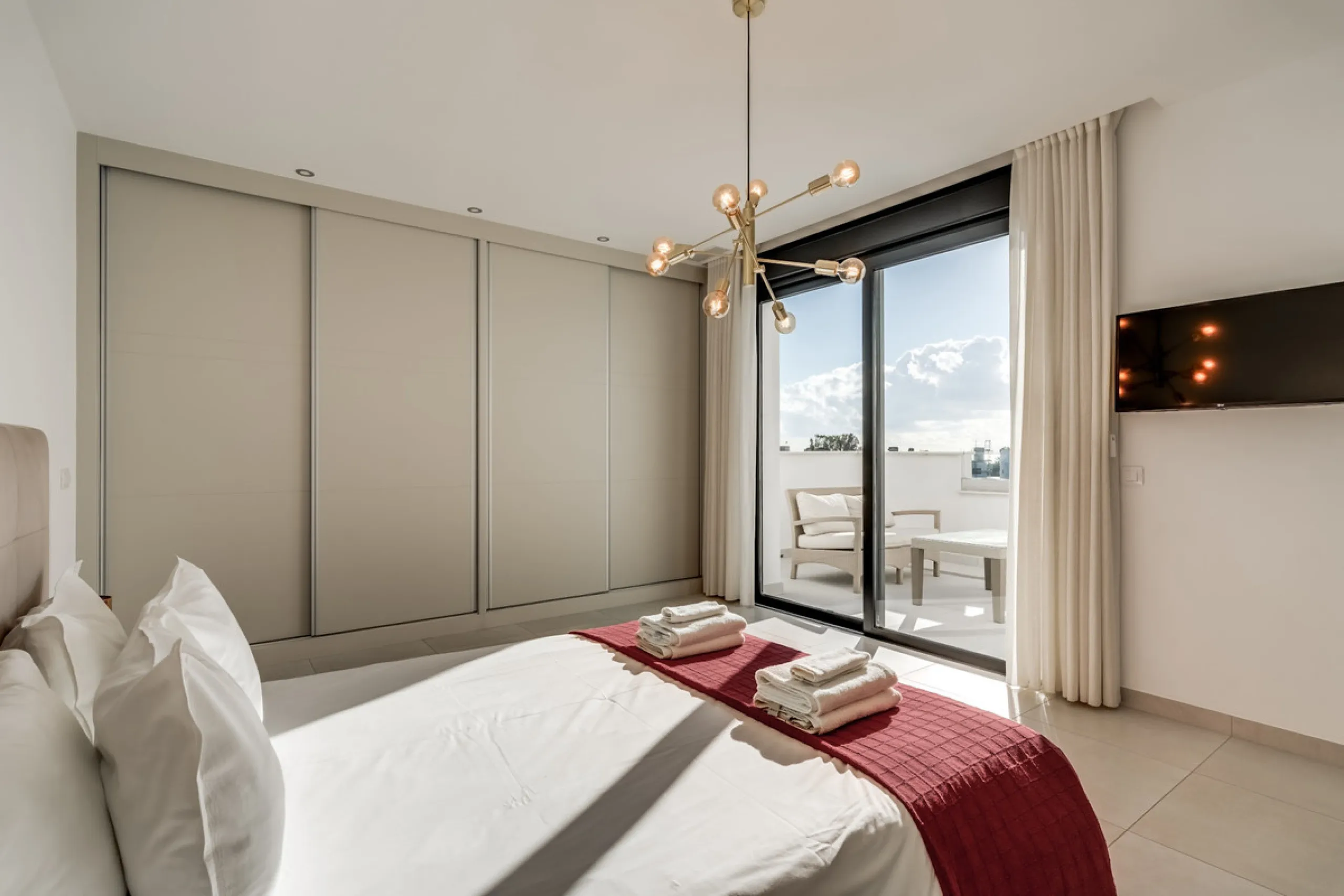 Los Miradores del Sol is a distinctive development situated on the New Golden Mile. This contemporary property features four bedrooms, three bathrooms, and an open-plan dining and living area, with direct access to the communal pool and several terraces, 
