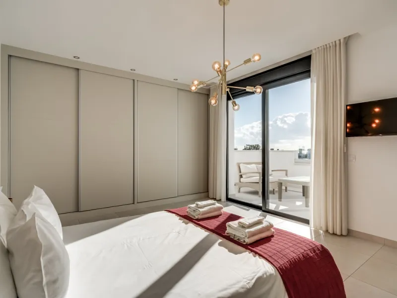 Los Miradores del Sol is a distinctive development situated on the New Golden Mile. This contemporary property features four bedrooms, three bathrooms, and an open-plan dining and living area, with direct access to the communal pool and several terraces, 