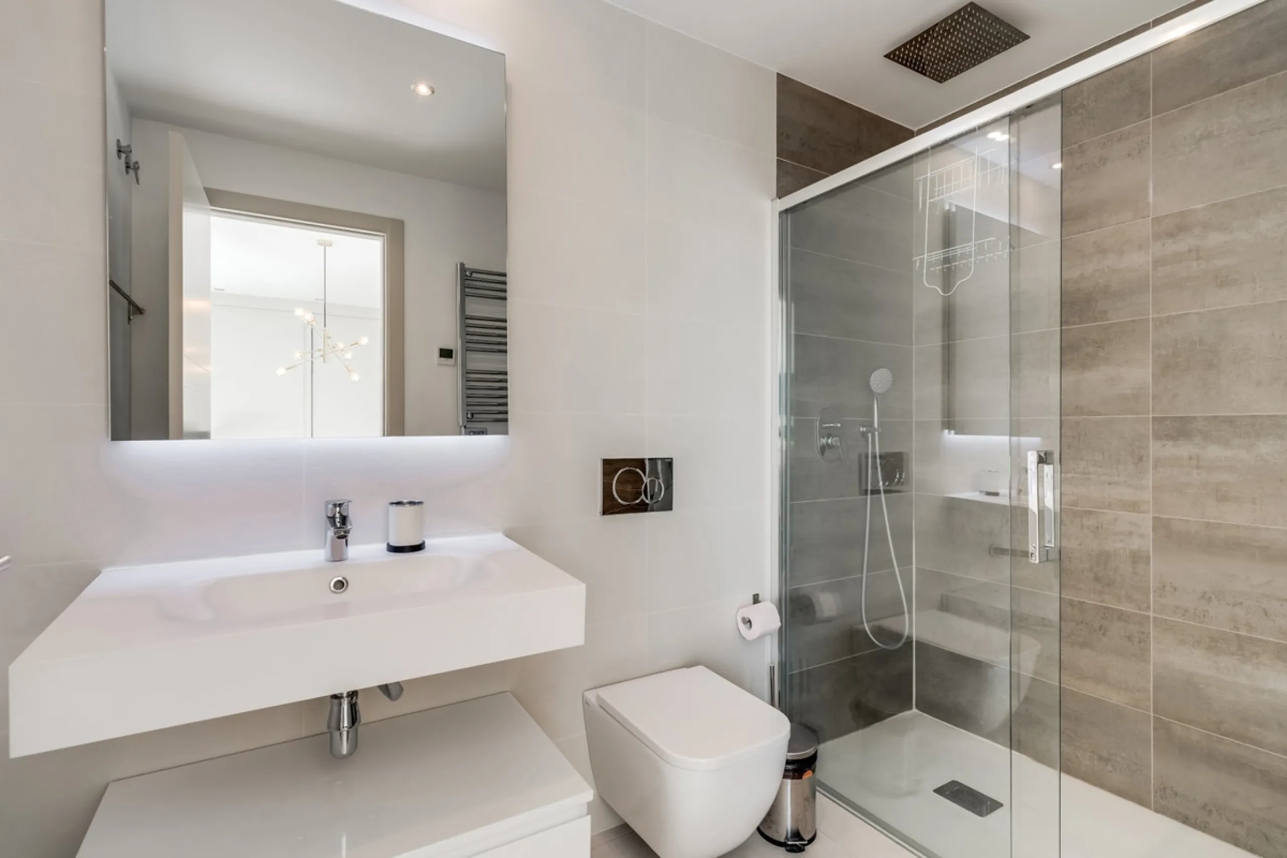 Los Miradores del Sol is a distinctive development situated on the New Golden Mile. This contemporary property features four bedrooms, three bathrooms, and an open-plan dining and living area, with direct access to the communal pool and several terraces, 