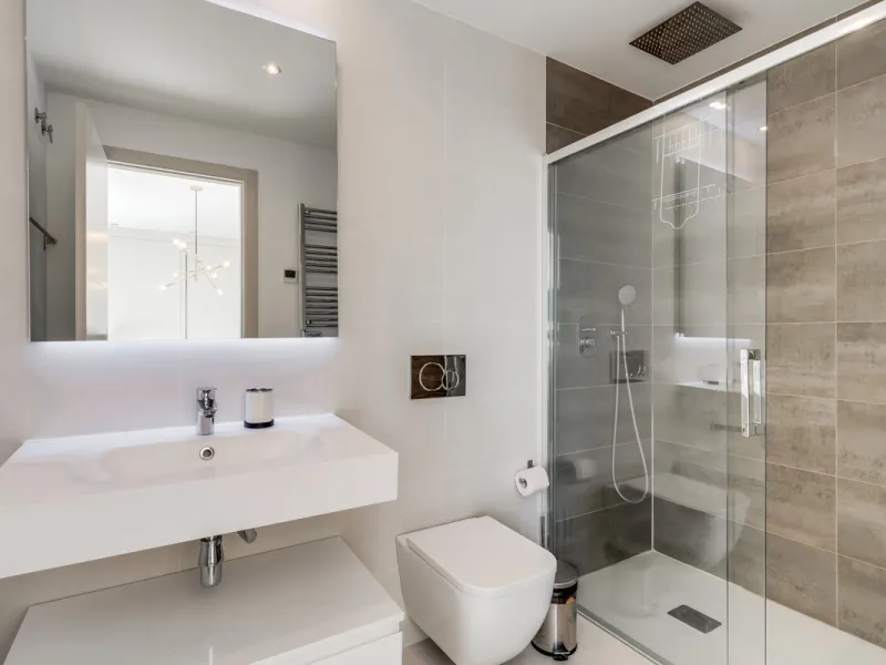 Los Miradores del Sol is a distinctive development situated on the New Golden Mile. This contemporary property features four bedrooms, three bathrooms, and an open-plan dining and living area, with direct access to the communal pool and several terraces, 