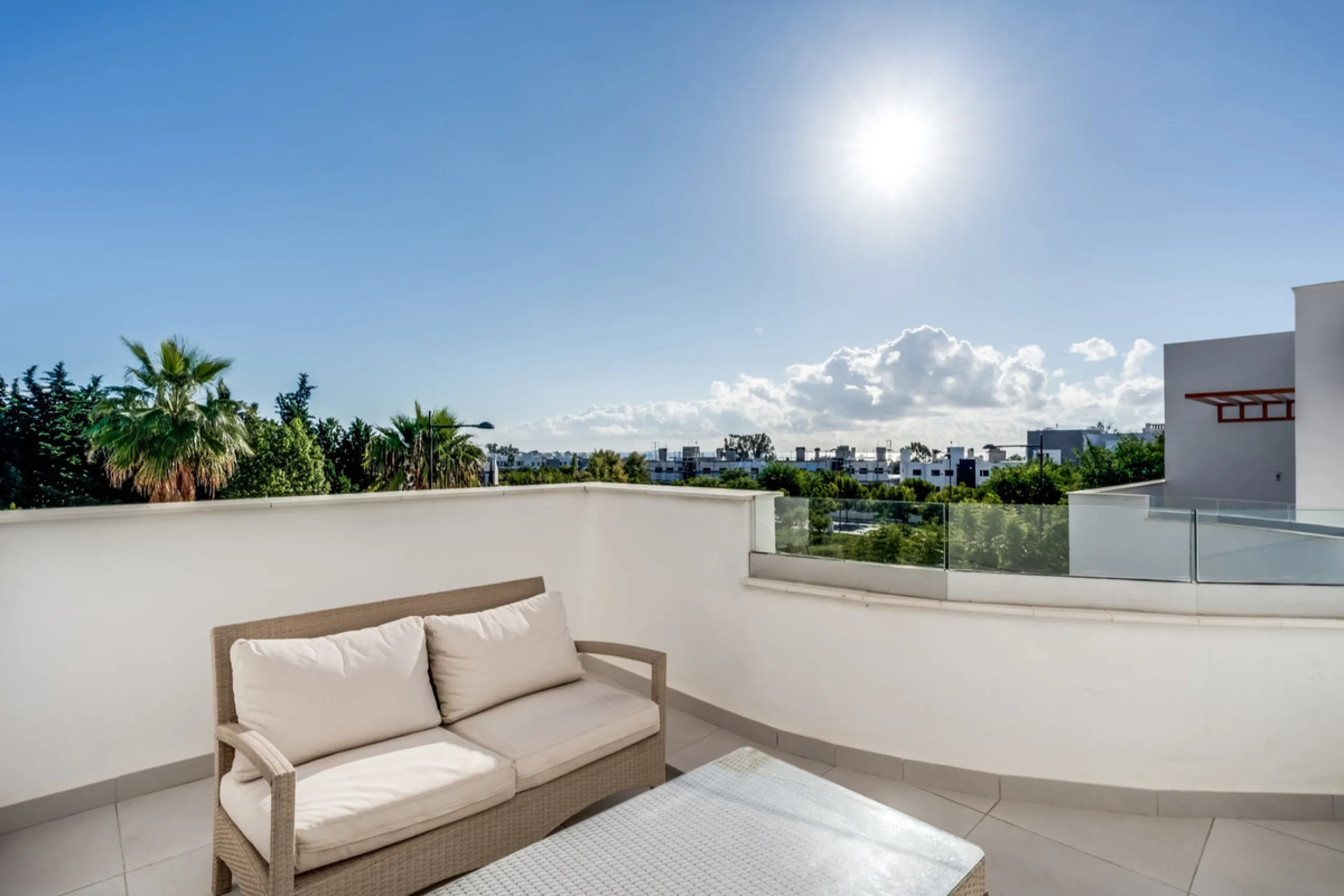 Los Miradores del Sol is a distinctive development situated on the New Golden Mile. This contemporary property features four bedrooms, three bathrooms, and an open-plan dining and living area, with direct access to the communal pool and several terraces, 
