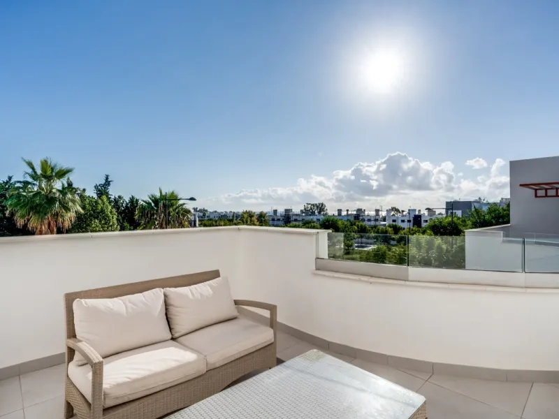 Los Miradores del Sol is a distinctive development situated on the New Golden Mile. This contemporary property features four bedrooms, three bathrooms, and an open-plan dining and living area, with direct access to the communal pool and several terraces, 
