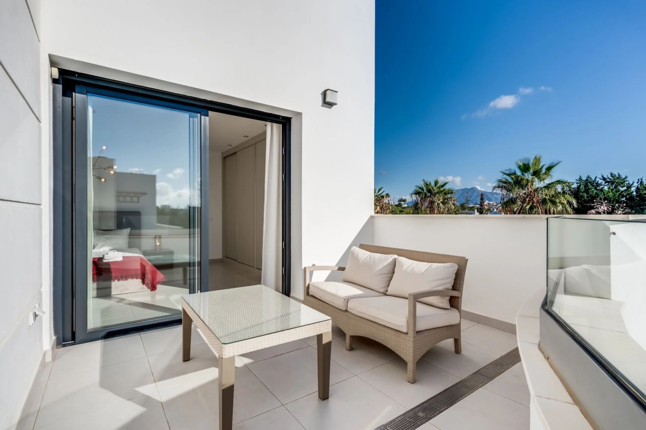 Los Miradores del Sol is a distinctive development situated on the New Golden Mile. This contemporary property features four bedrooms, three bathrooms, and an open-plan dining and living area, with direct access to the communal pool and several terraces, 
