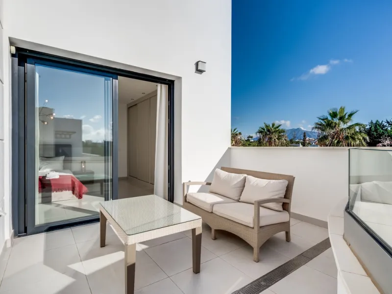 Los Miradores del Sol is a distinctive development situated on the New Golden Mile. This contemporary property features four bedrooms, three bathrooms, and an open-plan dining and living area, with direct access to the communal pool and several terraces, 