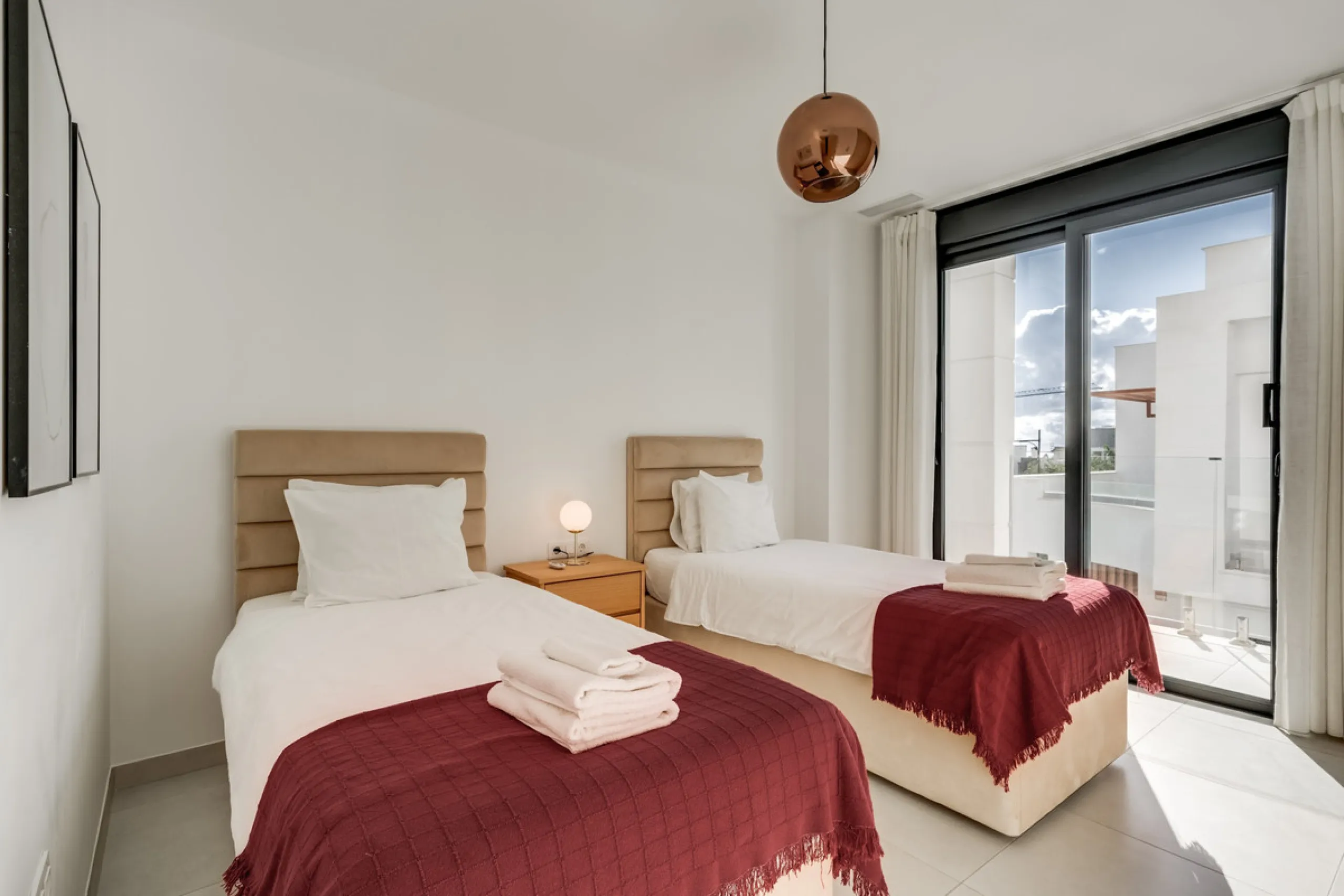 Los Miradores del Sol is a distinctive development situated on the New Golden Mile. This contemporary property features four bedrooms, three bathrooms, and an open-plan dining and living area, with direct access to the communal pool and several terraces, 