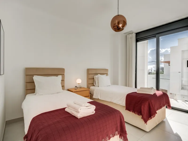 Los Miradores del Sol is a distinctive development situated on the New Golden Mile. This contemporary property features four bedrooms, three bathrooms, and an open-plan dining and living area, with direct access to the communal pool and several terraces, 