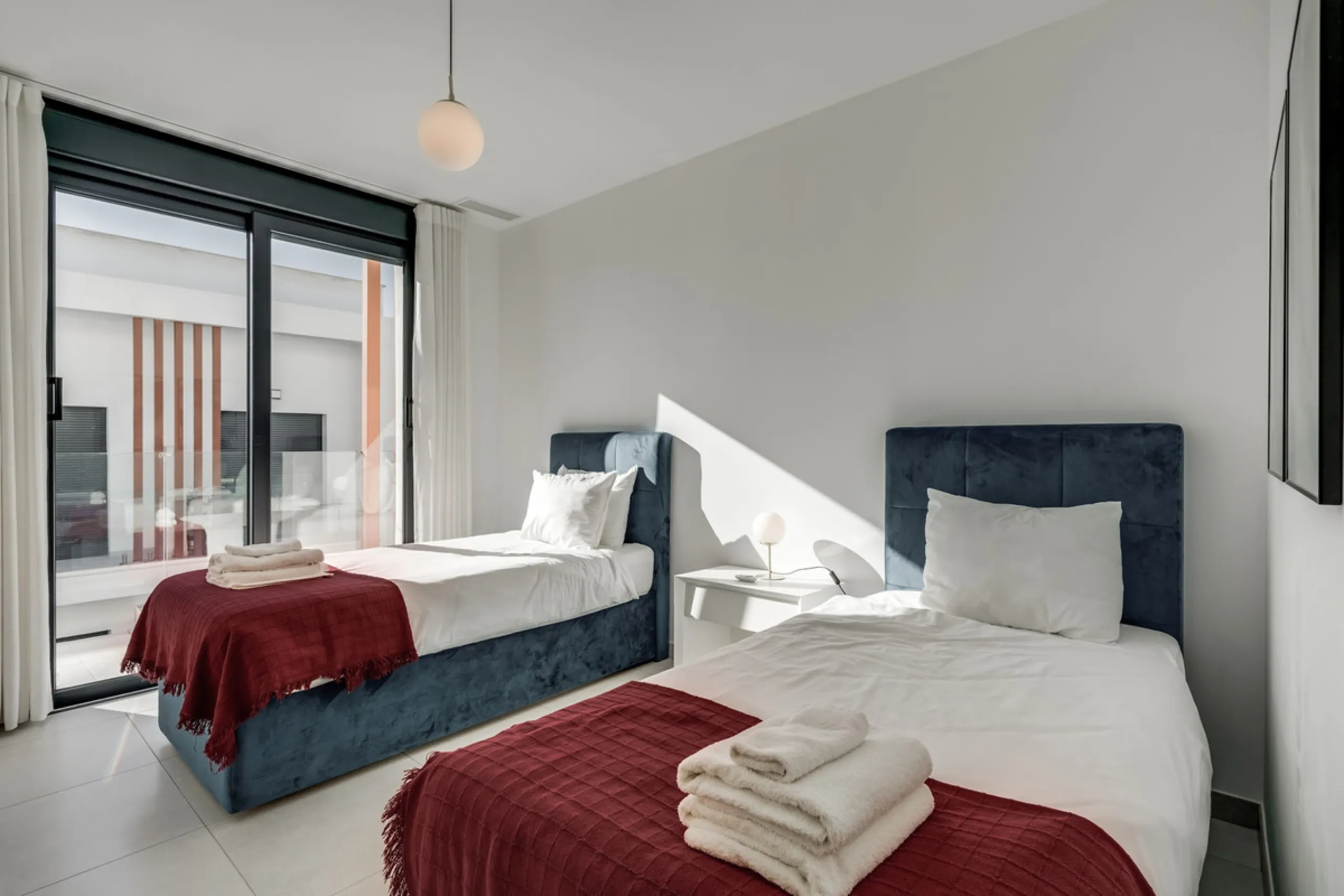 Los Miradores del Sol is a distinctive development situated on the New Golden Mile. This contemporary property features four bedrooms, three bathrooms, and an open-plan dining and living area, with direct access to the communal pool and several terraces, 