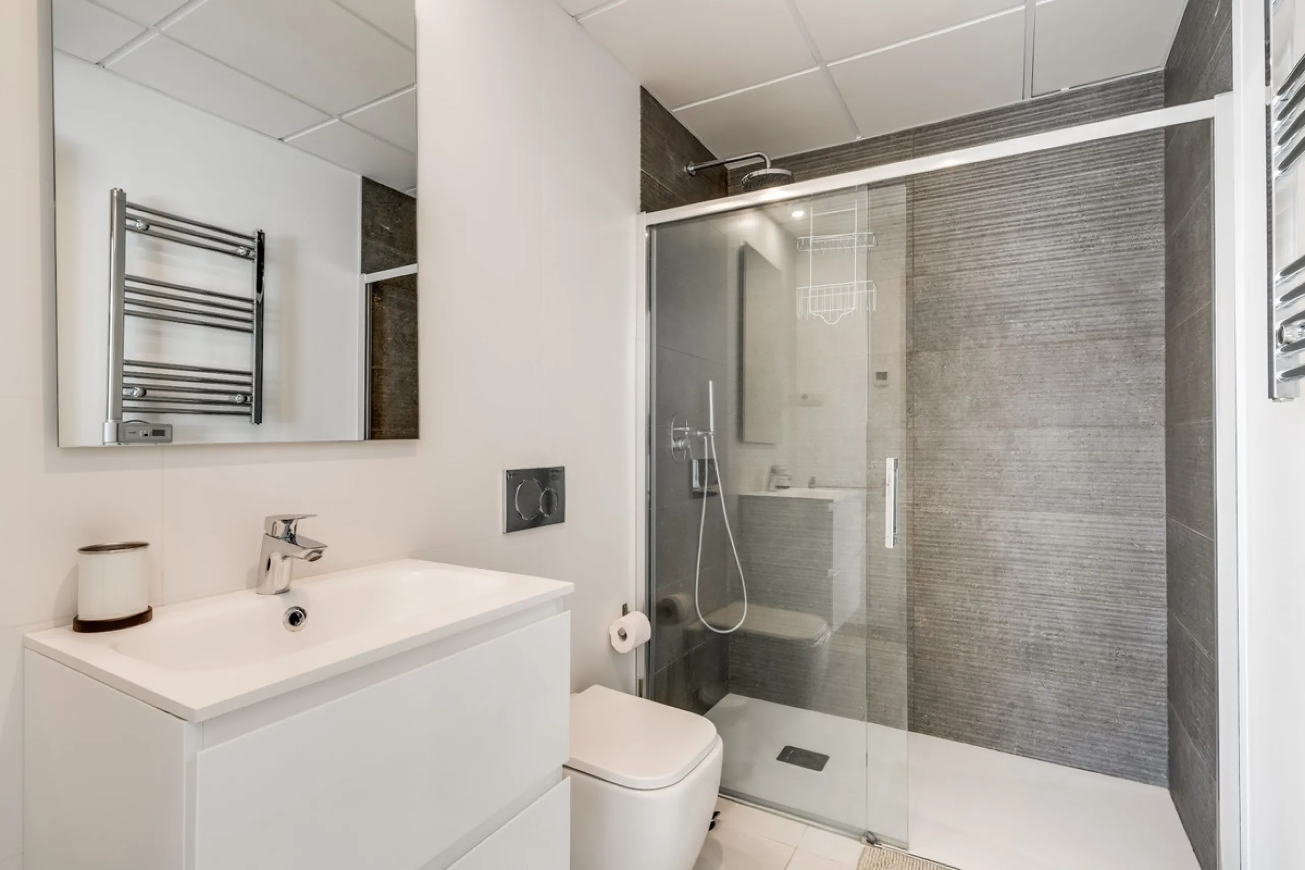 Los Miradores del Sol is a distinctive development situated on the New Golden Mile. This contemporary property features four bedrooms, three bathrooms, and an open-plan dining and living area, with direct access to the communal pool and several terraces, 