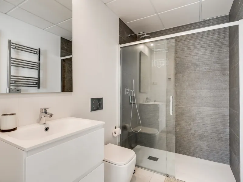 Los Miradores del Sol is a distinctive development situated on the New Golden Mile. This contemporary property features four bedrooms, three bathrooms, and an open-plan dining and living area, with direct access to the communal pool and several terraces, 