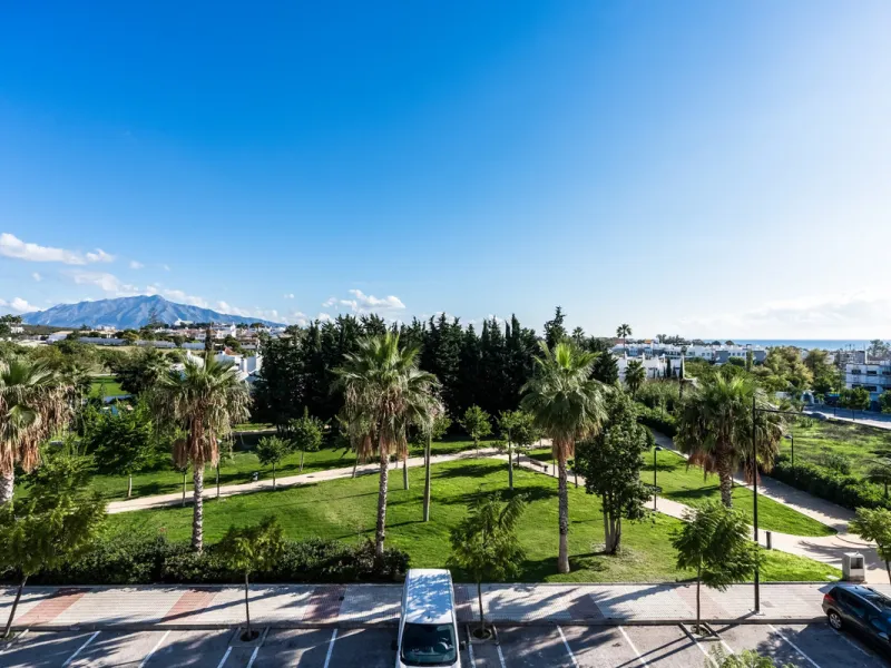 Los Miradores del Sol is a distinctive development situated on the New Golden Mile. This contemporary property features four bedrooms, three bathrooms, and an open-plan dining and living area, with direct access to the communal pool and several terraces, 