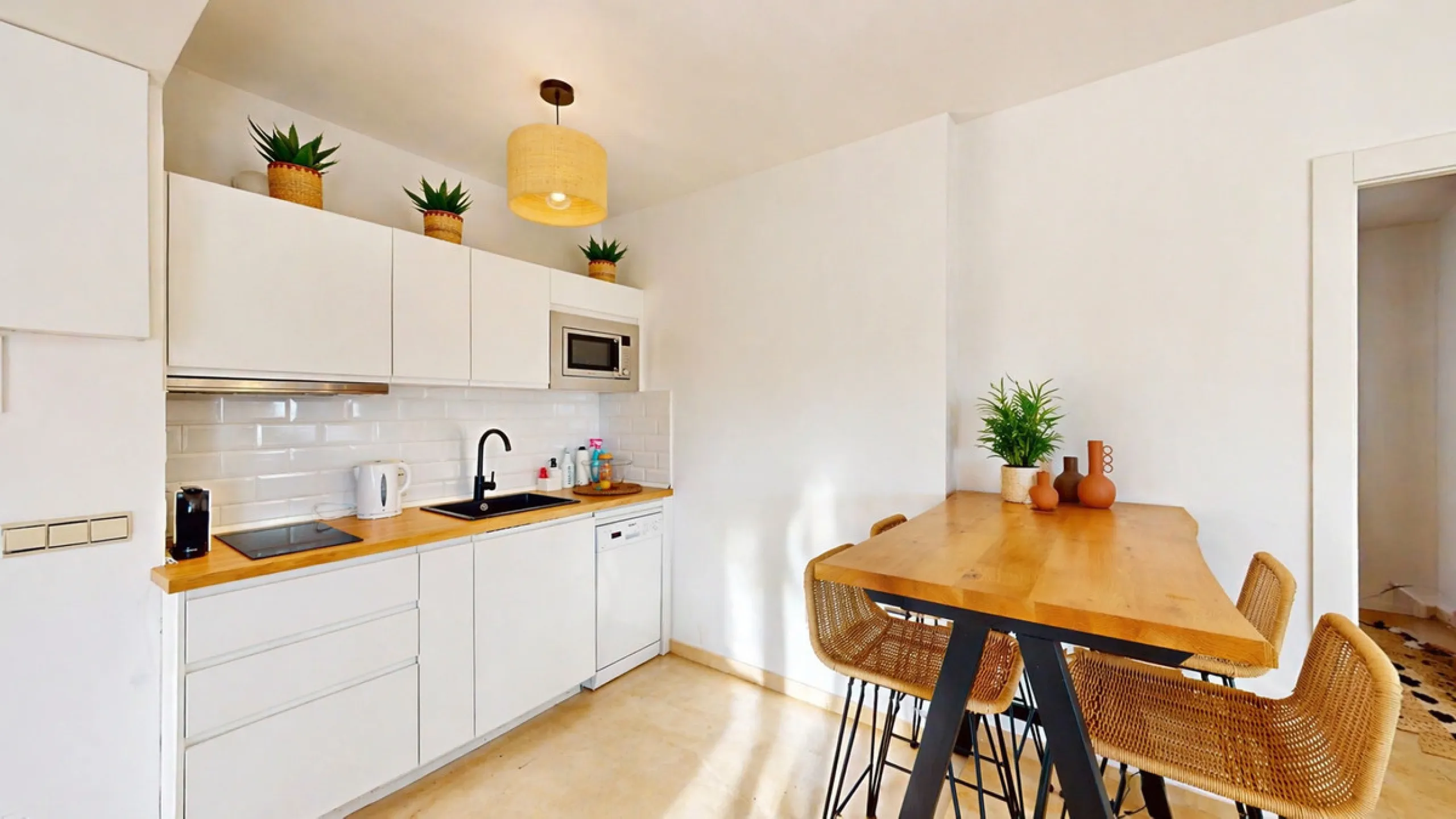 Beautiful apartment located in the sought-after area of Atalaya, Estepona—ideal as a permanent residence or a smart investment opportunity. The property features 2 spacious bedrooms, 1 bathroom, and 1 en-suite bathroom, with an east-facing orientation tha