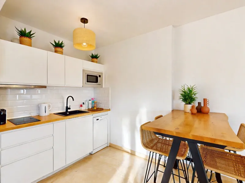 Beautiful apartment located in the sought-after area of Atalaya, Estepona—ideal as a permanent residence or a smart investment opportunity. The property features 2 spacious bedrooms, 1 bathroom, and 1 en-suite bathroom, with an east-facing orientation tha