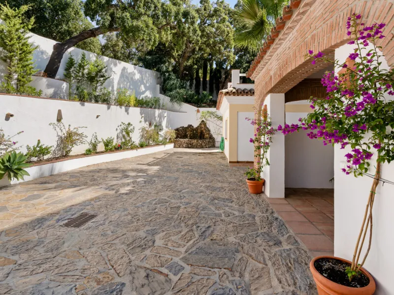 Impressive villa in the hills of Casares with space, privacy and incredible views.
