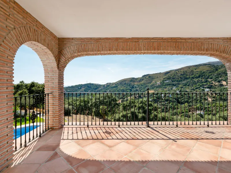 Impressive villa in the hills of Casares with space, privacy and incredible views.