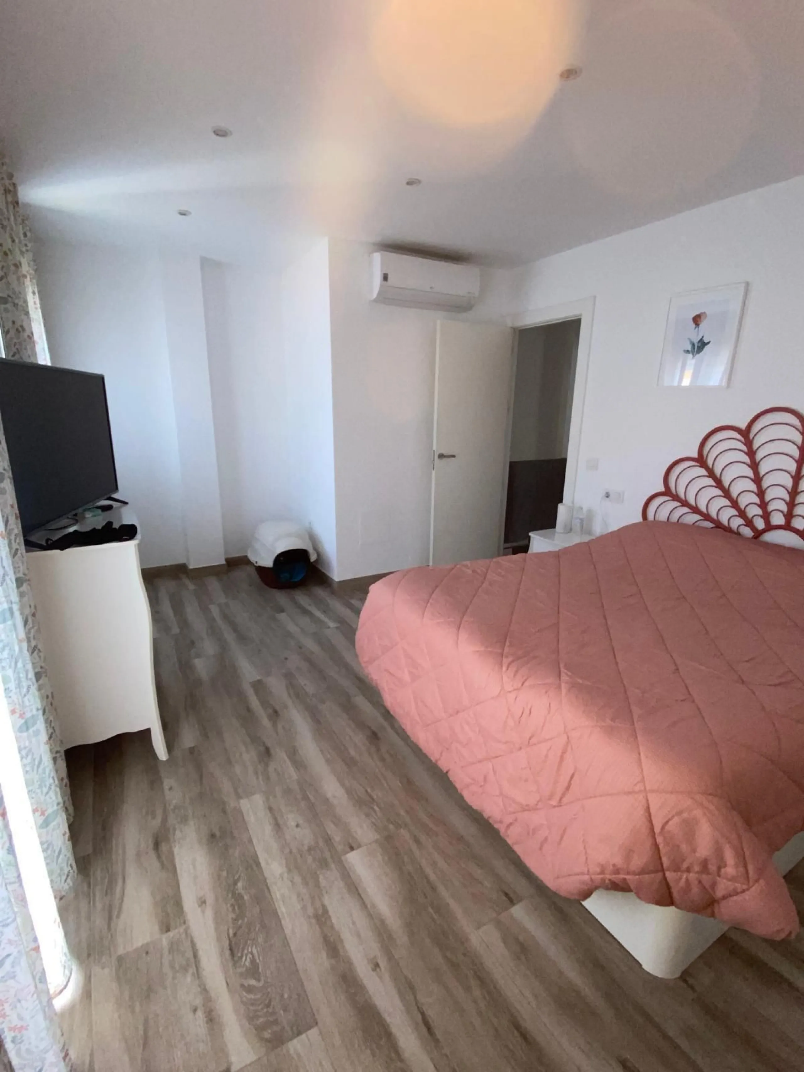 Discover this immaculate townhouse in the serene village of El Secadero, part of the picturesque Casares municipality in Málaga on the sun-drenched Costa del Sol—a tranquil inland haven blending rural Andalusian charm with modern convenience. Nestled amid