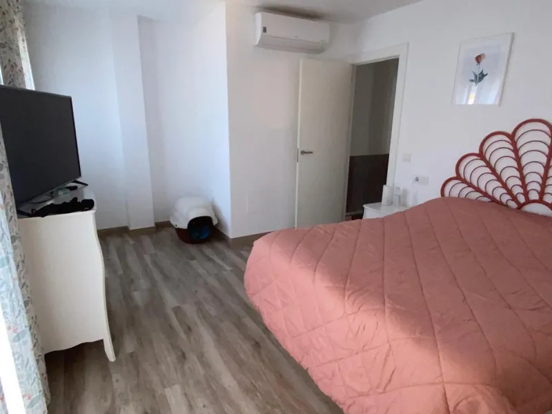 Discover this immaculate townhouse in the serene village of El Secadero, part of the picturesque Casares municipality in Málaga on the sun-drenched Costa del Sol—a tranquil inland haven blending rural Andalusian charm with modern convenience. Nestled amid