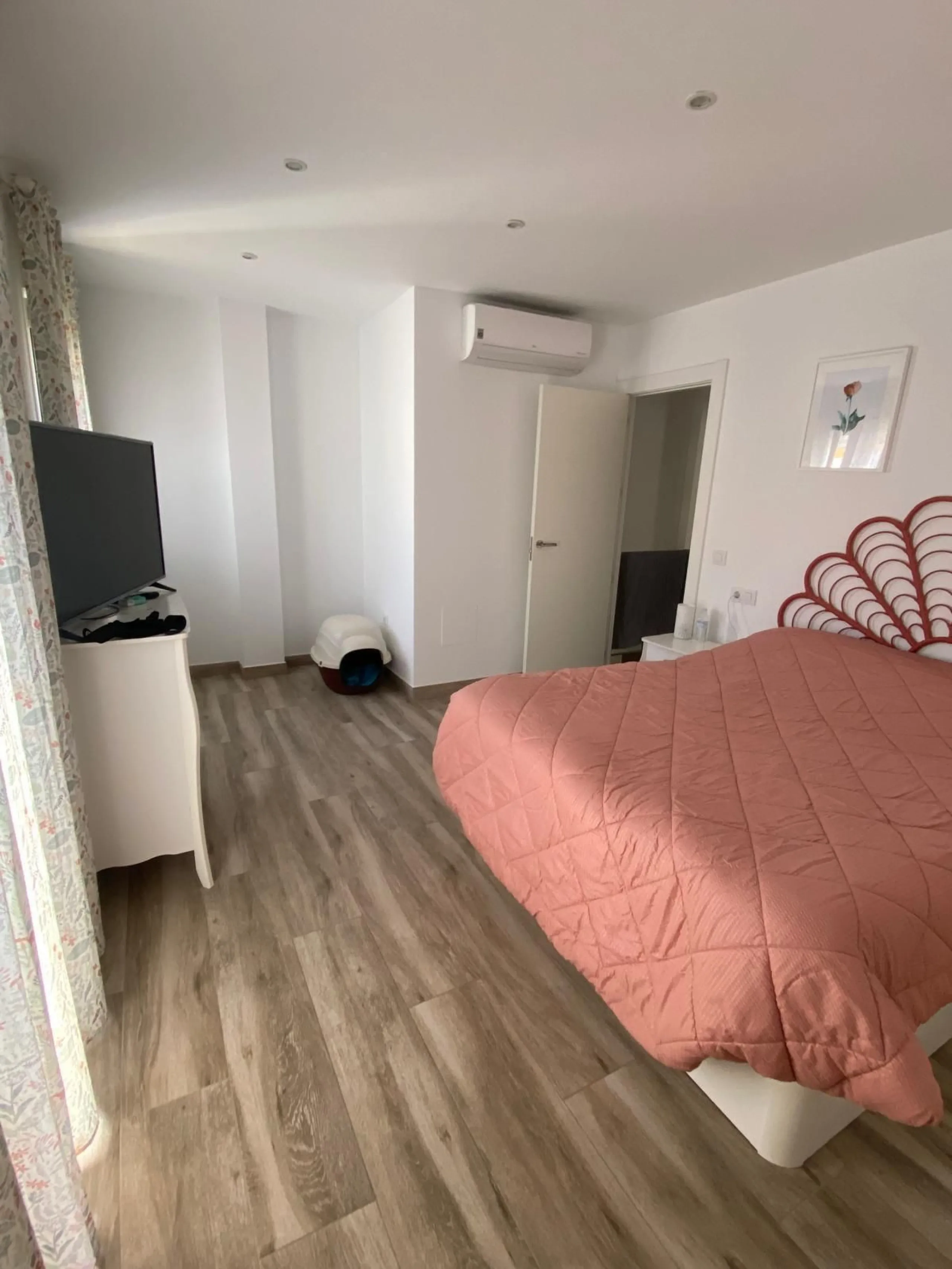 Discover this immaculate townhouse in the serene village of El Secadero, part of the picturesque Casares municipality in Málaga on the sun-drenched Costa del Sol—a tranquil inland haven blending rural Andalusian charm with modern convenience. Nestled amid
