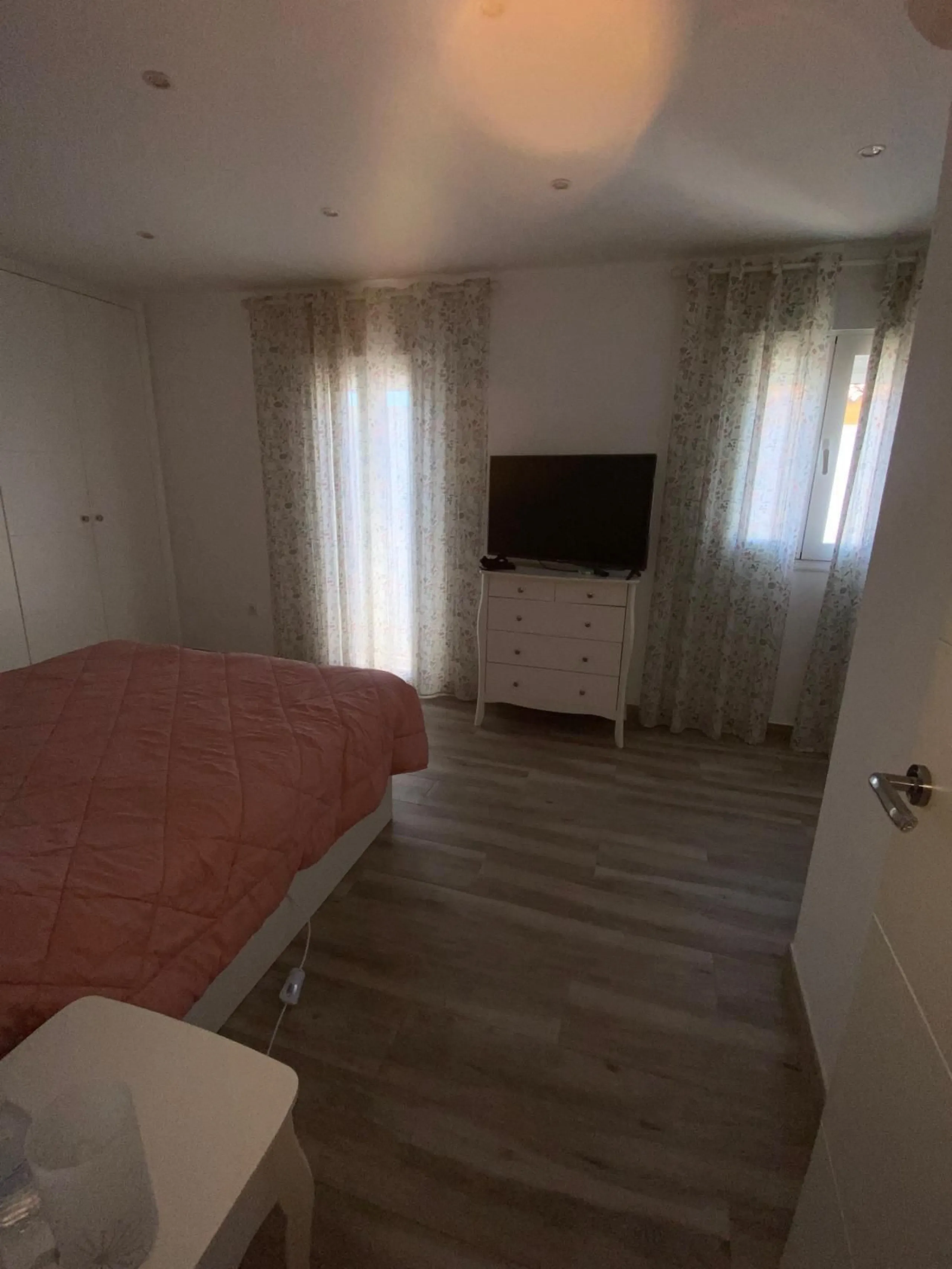 Discover this immaculate townhouse in the serene village of El Secadero, part of the picturesque Casares municipality in Málaga on the sun-drenched Costa del Sol—a tranquil inland haven blending rural Andalusian charm with modern convenience. Nestled amid
