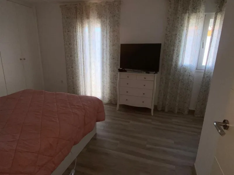 Discover this immaculate townhouse in the serene village of El Secadero, part of the picturesque Casares municipality in Málaga on the sun-drenched Costa del Sol—a tranquil inland haven blending rural Andalusian charm with modern convenience. Nestled amid