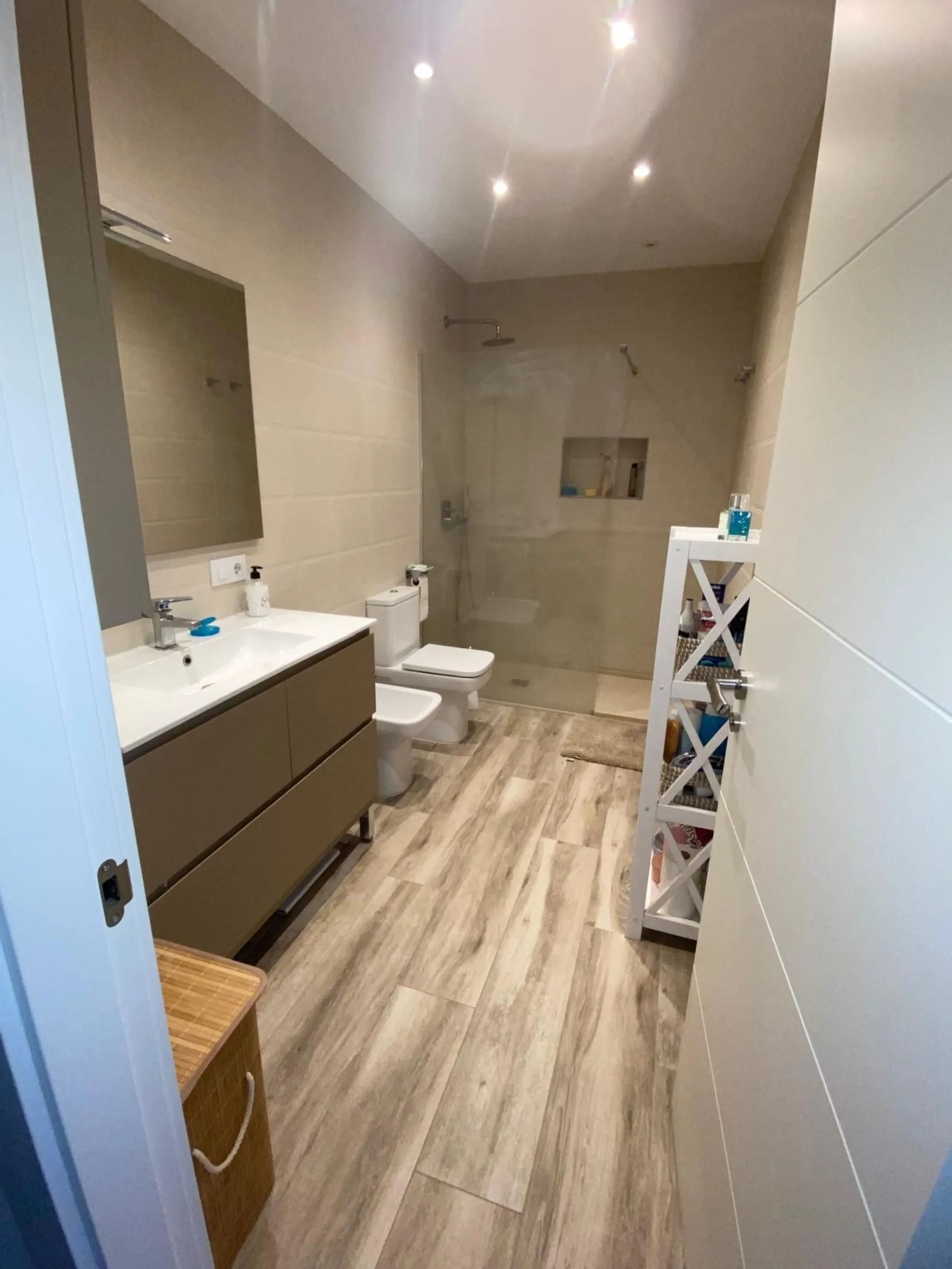 Discover this immaculate townhouse in the serene village of El Secadero, part of the picturesque Casares municipality in Málaga on the sun-drenched Costa del Sol—a tranquil inland haven blending rural Andalusian charm with modern convenience. Nestled amid