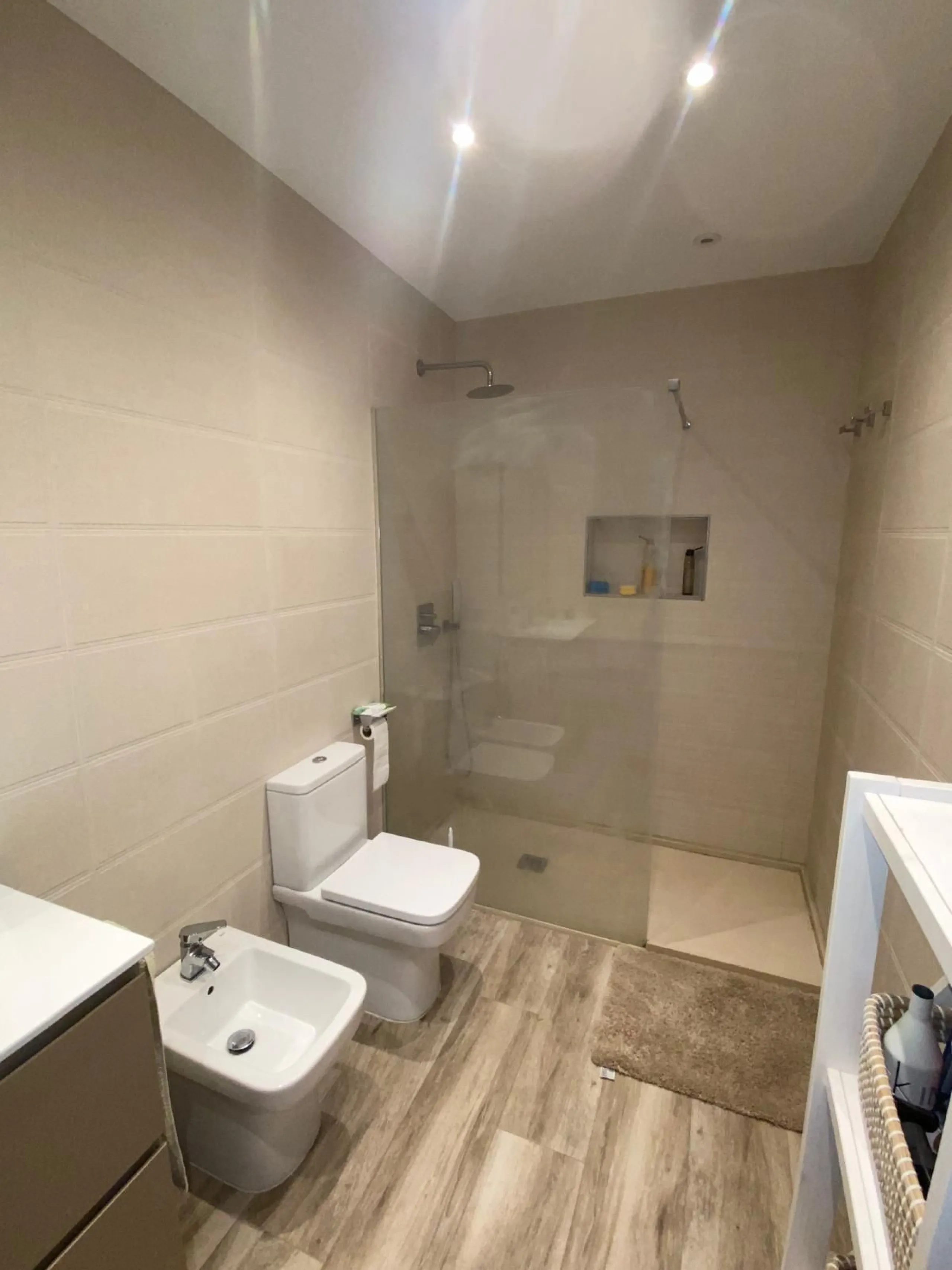 Discover this immaculate townhouse in the serene village of El Secadero, part of the picturesque Casares municipality in Málaga on the sun-drenched Costa del Sol—a tranquil inland haven blending rural Andalusian charm with modern convenience. Nestled amid