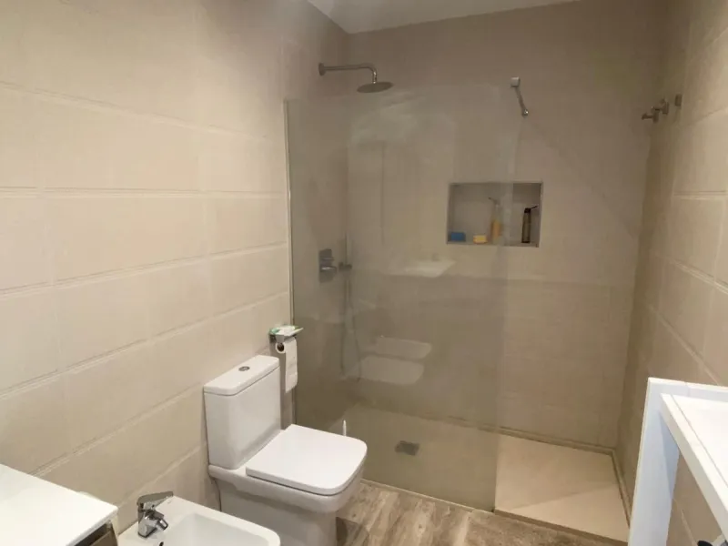 Discover this immaculate townhouse in the serene village of El Secadero, part of the picturesque Casares municipality in Málaga on the sun-drenched Costa del Sol—a tranquil inland haven blending rural Andalusian charm with modern convenience. Nestled amid