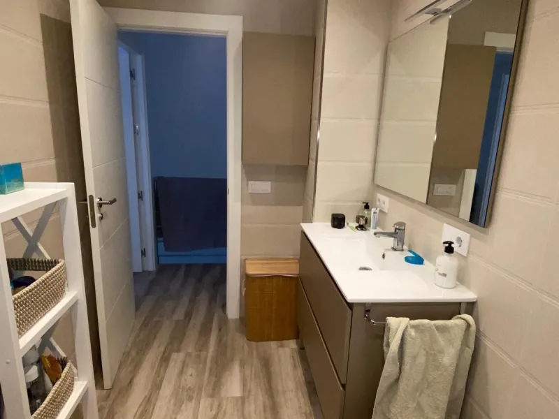 Discover this immaculate townhouse in the serene village of El Secadero, part of the picturesque Casares municipality in Málaga on the sun-drenched Costa del Sol—a tranquil inland haven blending rural Andalusian charm with modern convenience. Nestled amid
