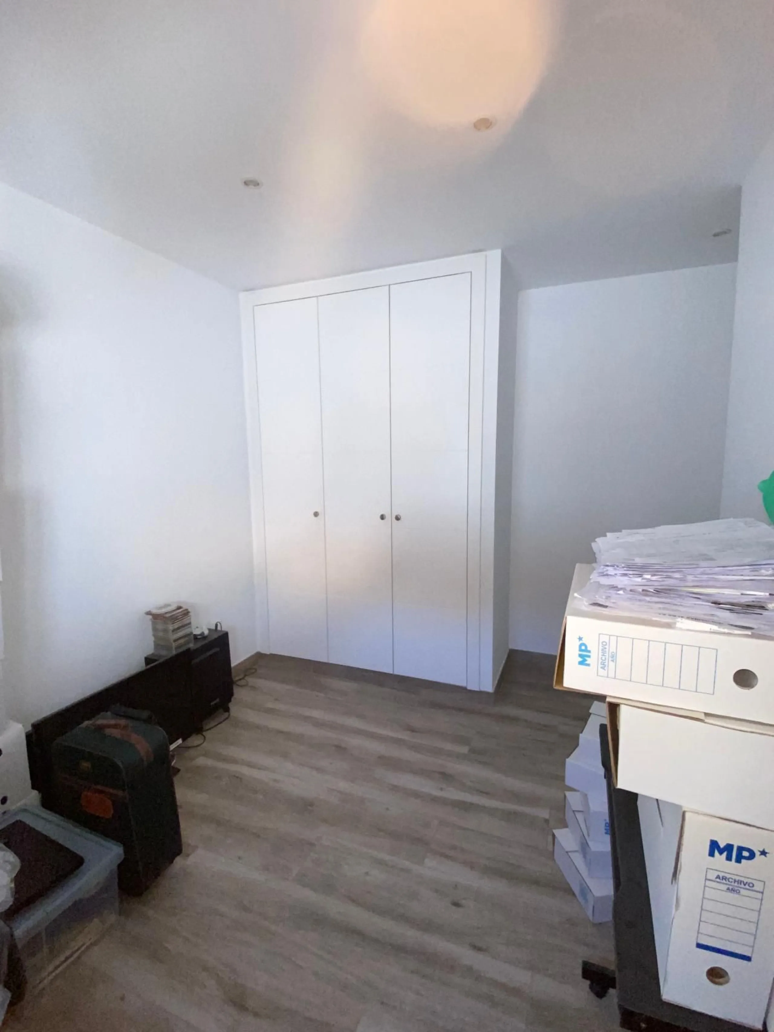 Discover this immaculate townhouse in the serene village of El Secadero, part of the picturesque Casares municipality in Málaga on the sun-drenched Costa del Sol—a tranquil inland haven blending rural Andalusian charm with modern convenience. Nestled amid