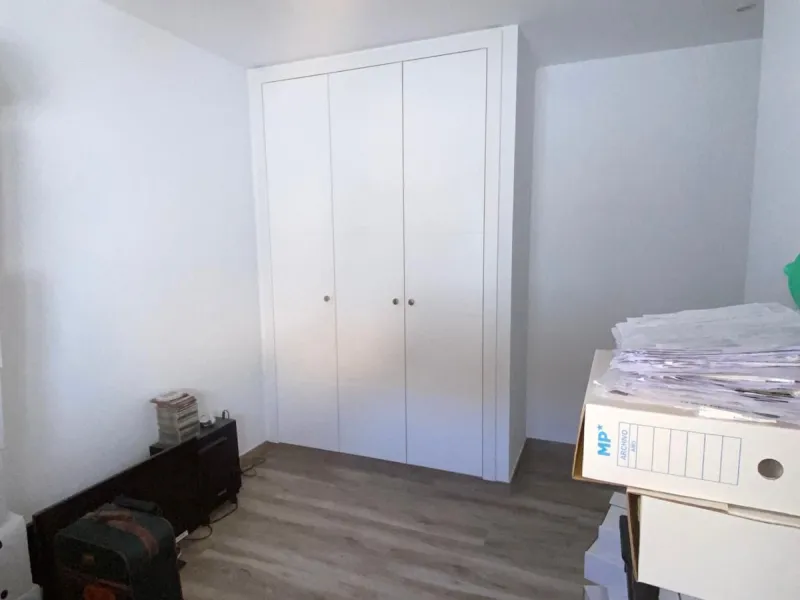 Discover this immaculate townhouse in the serene village of El Secadero, part of the picturesque Casares municipality in Málaga on the sun-drenched Costa del Sol—a tranquil inland haven blending rural Andalusian charm with modern convenience. Nestled amid
