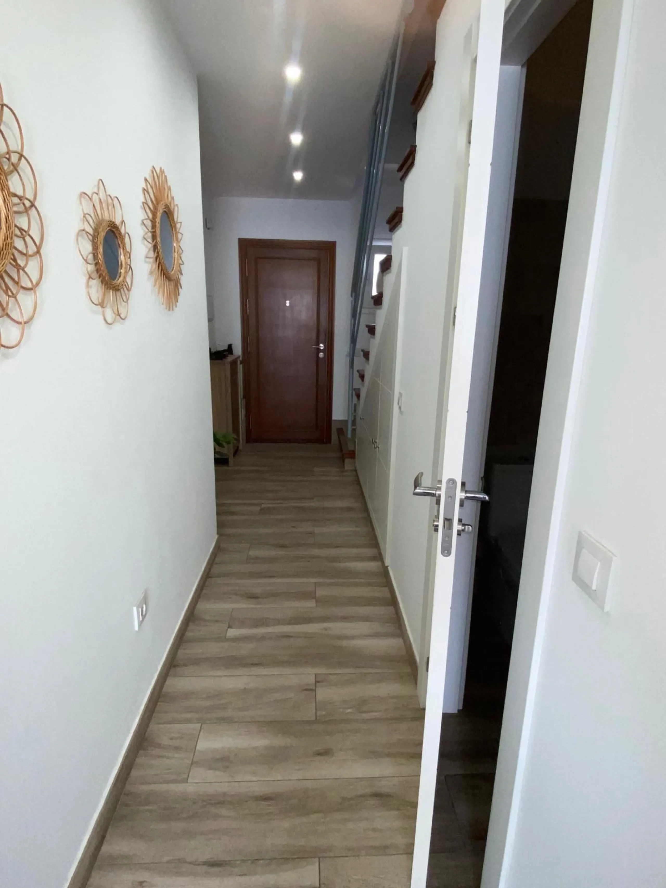 Discover this immaculate townhouse in the serene village of El Secadero, part of the picturesque Casares municipality in Málaga on the sun-drenched Costa del Sol—a tranquil inland haven blending rural Andalusian charm with modern convenience. Nestled amid