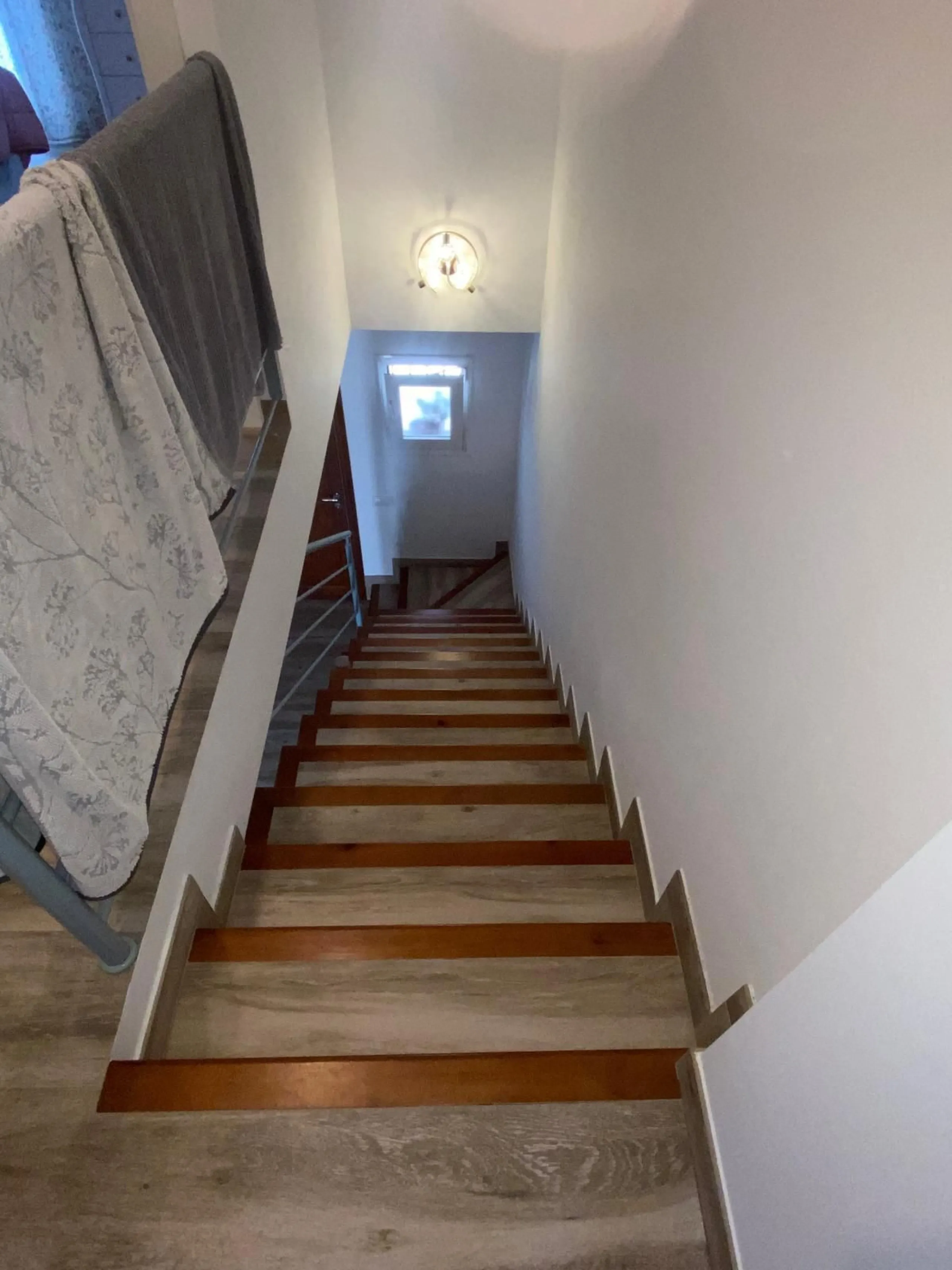 Discover this immaculate townhouse in the serene village of El Secadero, part of the picturesque Casares municipality in Málaga on the sun-drenched Costa del Sol—a tranquil inland haven blending rural Andalusian charm with modern convenience. Nestled amid