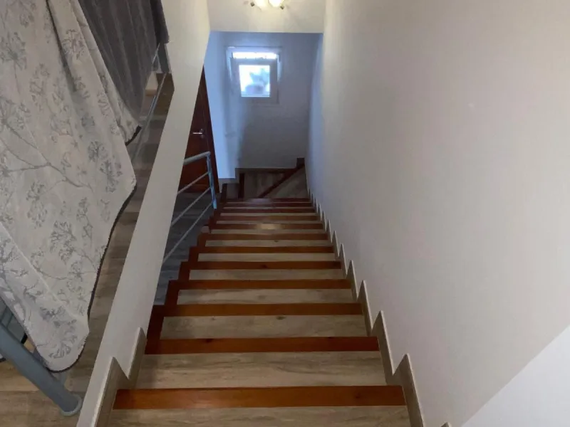 Discover this immaculate townhouse in the serene village of El Secadero, part of the picturesque Casares municipality in Málaga on the sun-drenched Costa del Sol—a tranquil inland haven blending rural Andalusian charm with modern convenience. Nestled amid