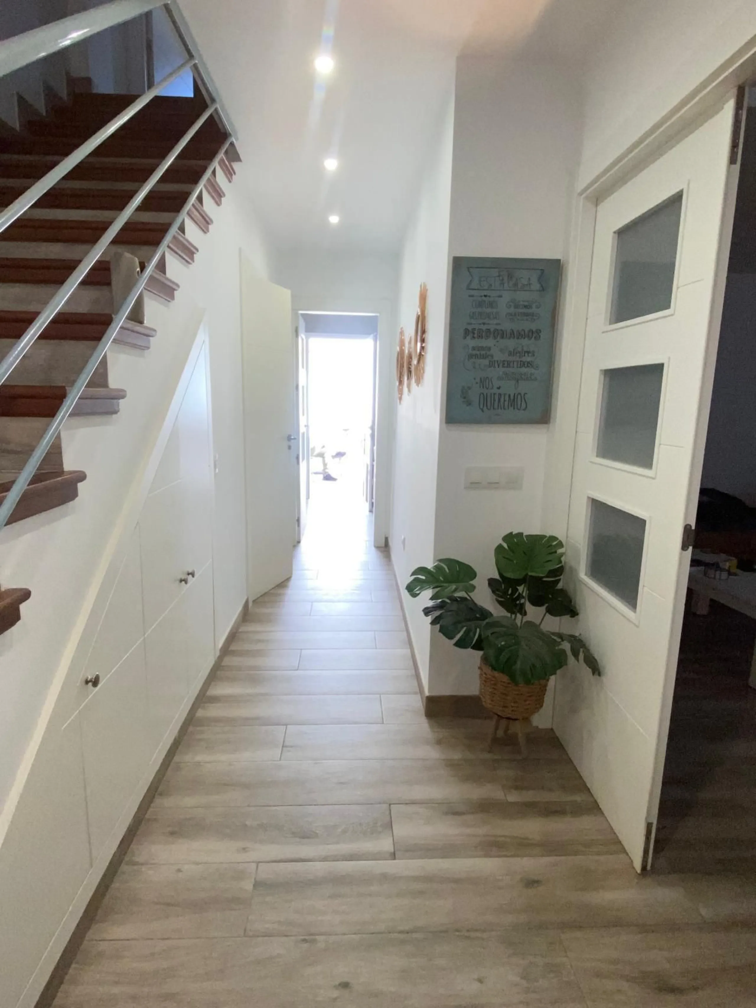 Discover this immaculate townhouse in the serene village of El Secadero, part of the picturesque Casares municipality in Málaga on the sun-drenched Costa del Sol—a tranquil inland haven blending rural Andalusian charm with modern convenience. Nestled amid