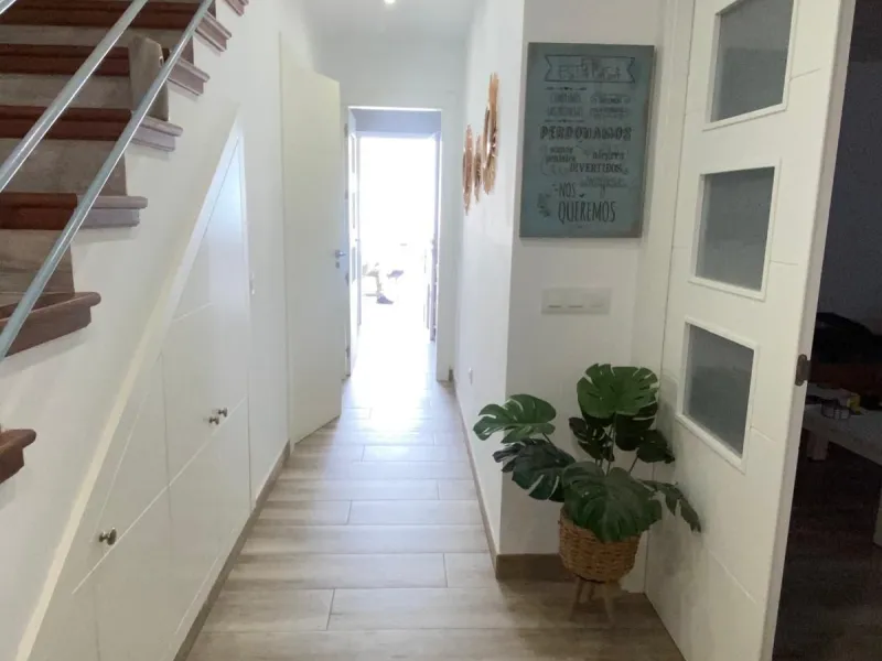 Discover this immaculate townhouse in the serene village of El Secadero, part of the picturesque Casares municipality in Málaga on the sun-drenched Costa del Sol—a tranquil inland haven blending rural Andalusian charm with modern convenience. Nestled amid