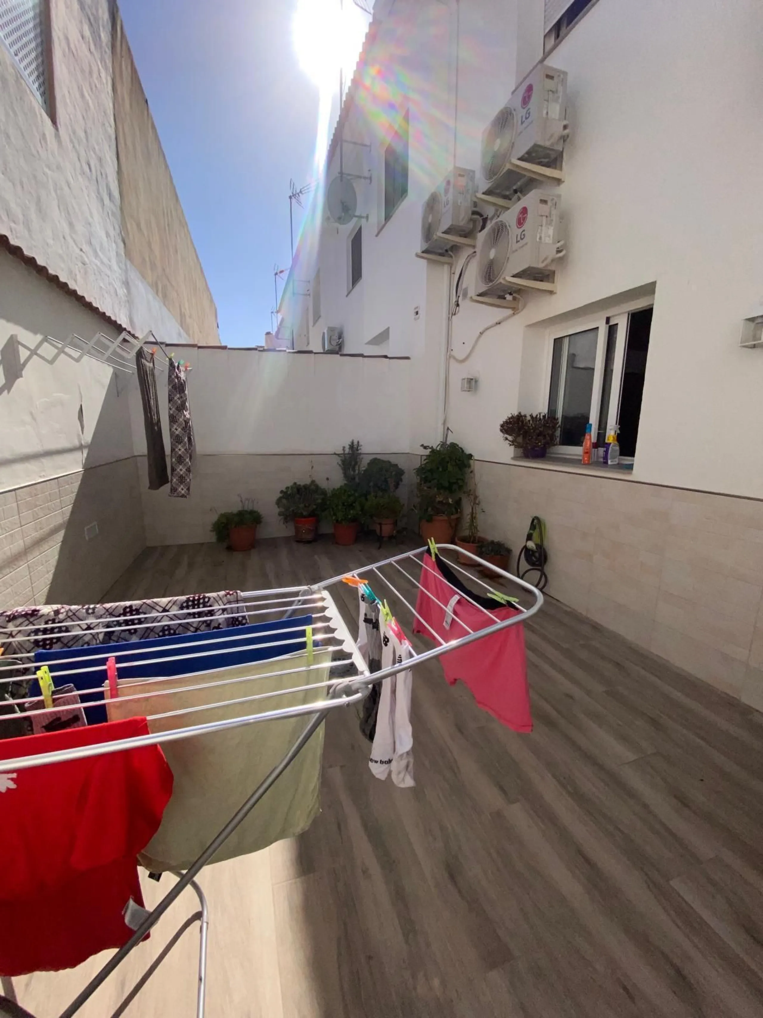 Discover this immaculate townhouse in the serene village of El Secadero, part of the picturesque Casares municipality in Málaga on the sun-drenched Costa del Sol—a tranquil inland haven blending rural Andalusian charm with modern convenience. Nestled amid
