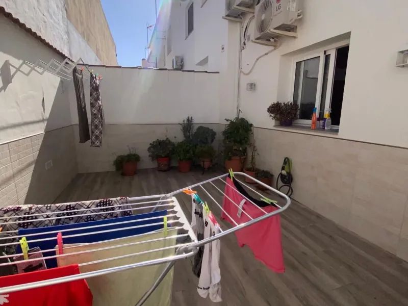 Discover this immaculate townhouse in the serene village of El Secadero, part of the picturesque Casares municipality in Málaga on the sun-drenched Costa del Sol—a tranquil inland haven blending rural Andalusian charm with modern convenience. Nestled amid