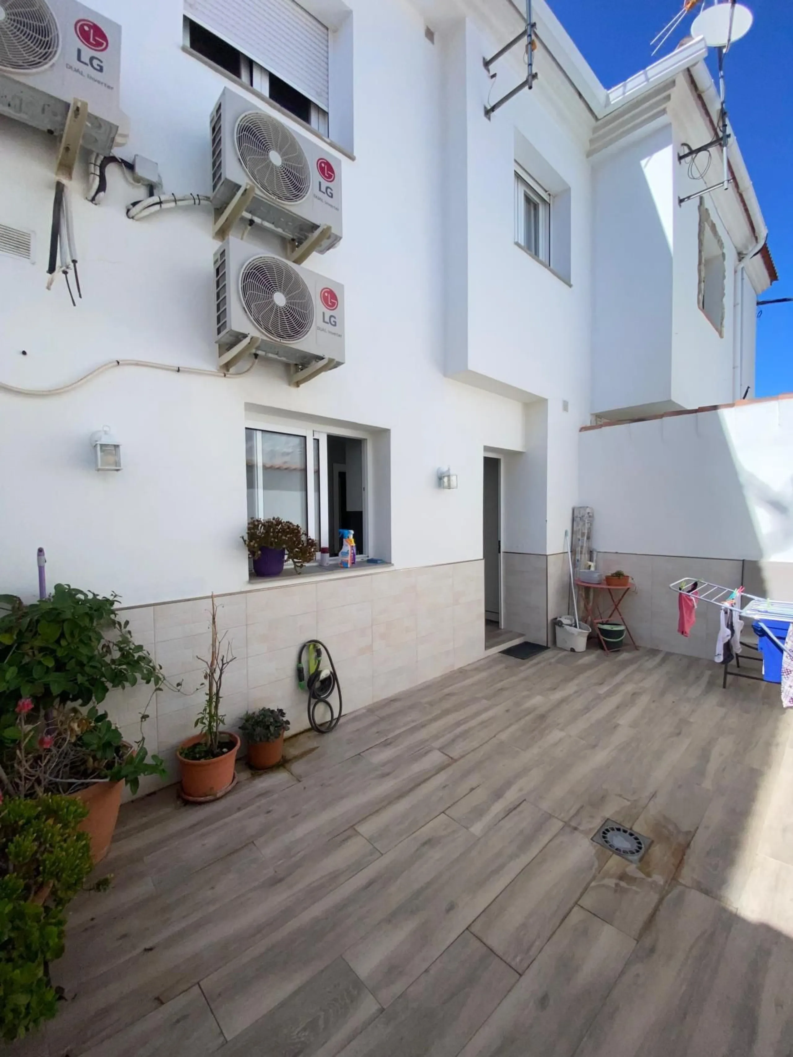 Discover this immaculate townhouse in the serene village of El Secadero, part of the picturesque Casares municipality in Málaga on the sun-drenched Costa del Sol—a tranquil inland haven blending rural Andalusian charm with modern convenience. Nestled amid