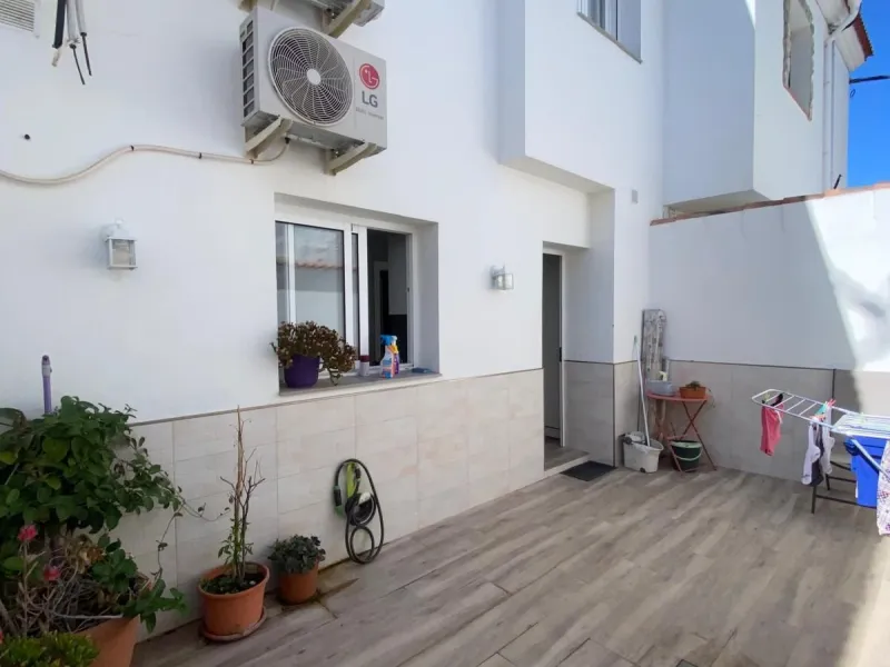 Discover this immaculate townhouse in the serene village of El Secadero, part of the picturesque Casares municipality in Málaga on the sun-drenched Costa del Sol—a tranquil inland haven blending rural Andalusian charm with modern convenience. Nestled amid