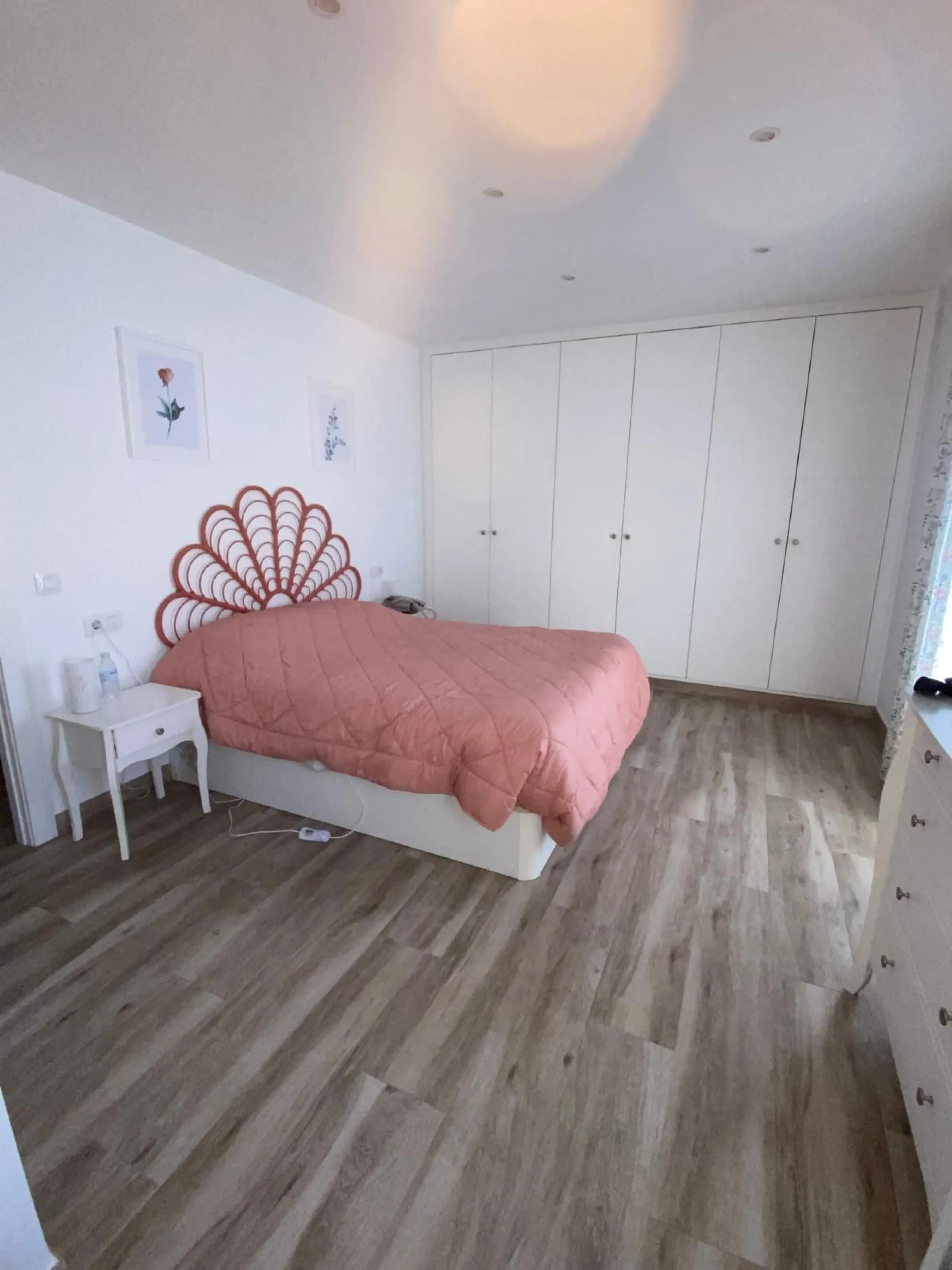 Discover this immaculate townhouse in the serene village of El Secadero, part of the picturesque Casares municipality in Málaga on the sun-drenched Costa del Sol—a tranquil inland haven blending rural Andalusian charm with modern convenience. Nestled amid