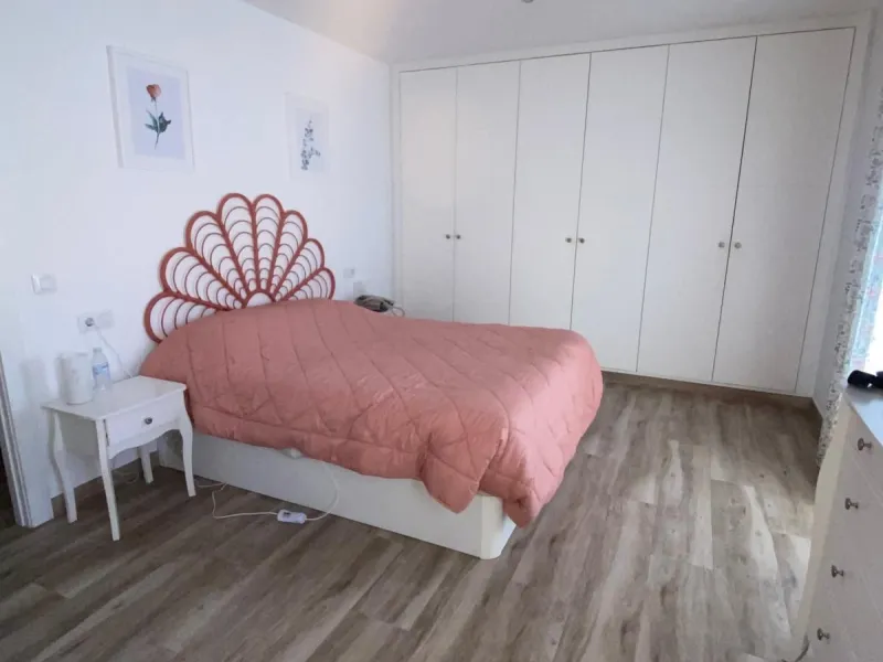 Discover this immaculate townhouse in the serene village of El Secadero, part of the picturesque Casares municipality in Málaga on the sun-drenched Costa del Sol—a tranquil inland haven blending rural Andalusian charm with modern convenience. Nestled amid