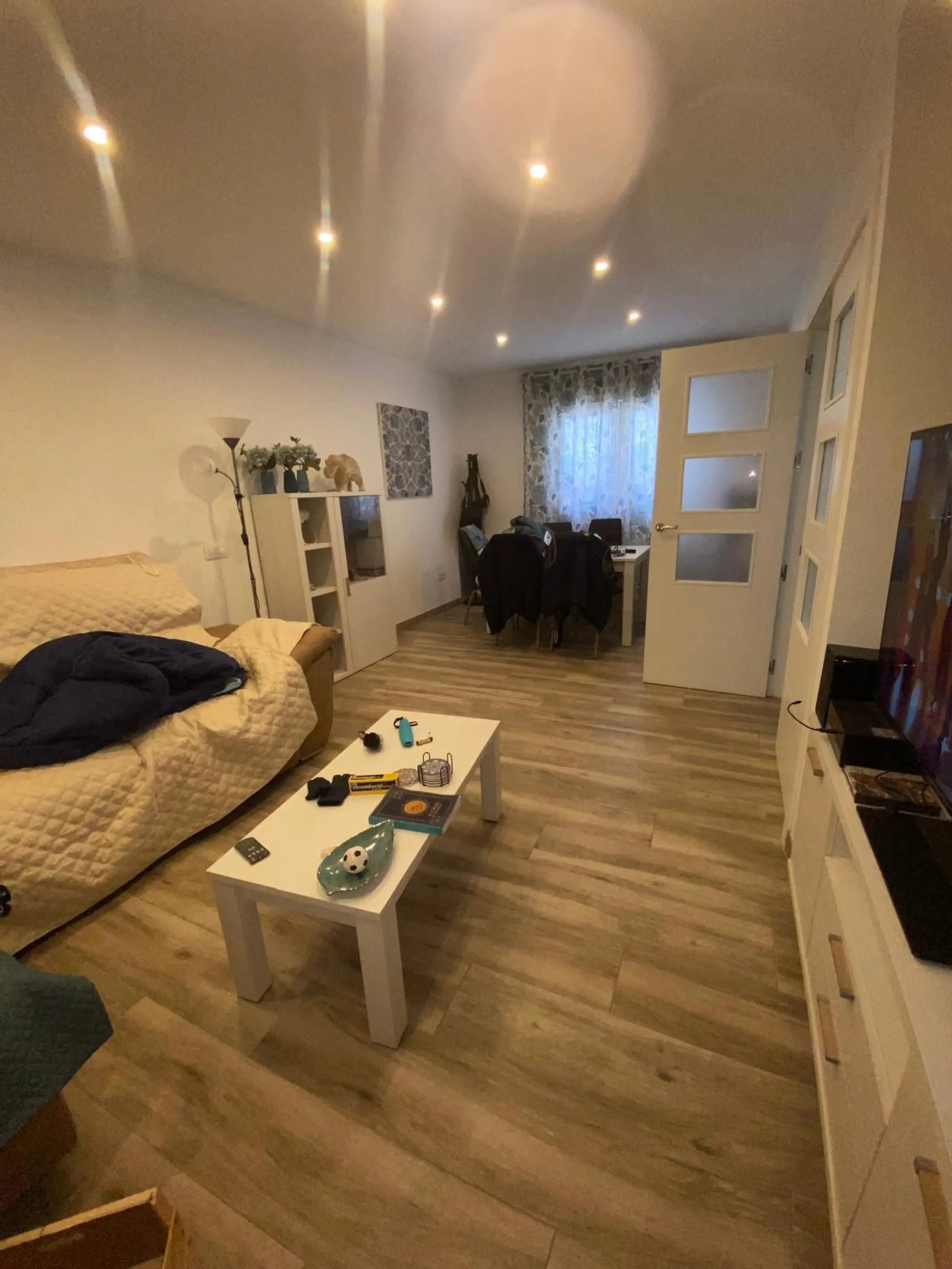 Discover this immaculate townhouse in the serene village of El Secadero, part of the picturesque Casares municipality in Málaga on the sun-drenched Costa del Sol—a tranquil inland haven blending rural Andalusian charm with modern convenience. Nestled amid