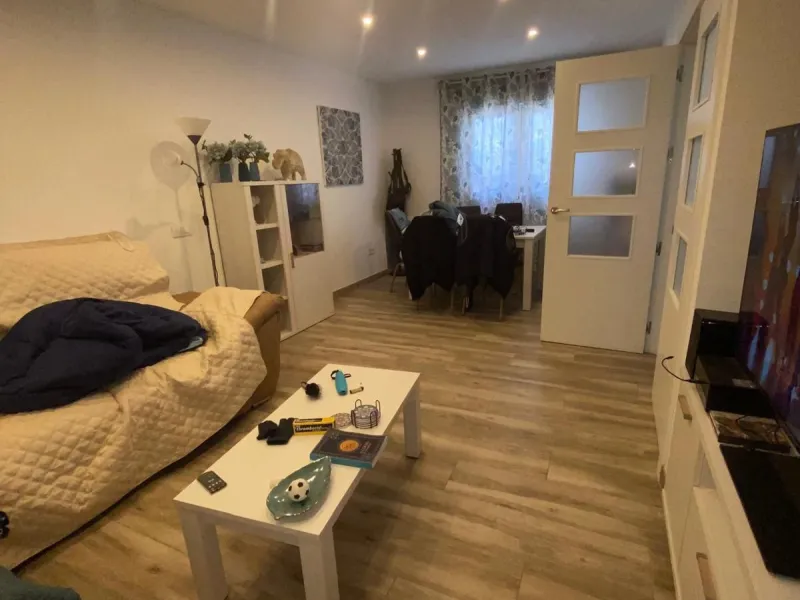 Discover this immaculate townhouse in the serene village of El Secadero, part of the picturesque Casares municipality in Málaga on the sun-drenched Costa del Sol—a tranquil inland haven blending rural Andalusian charm with modern convenience. Nestled amid