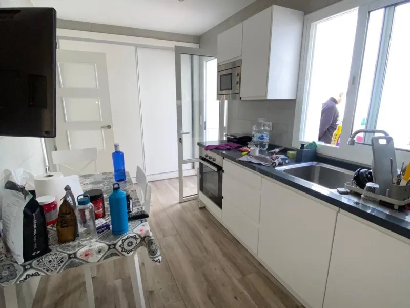 Discover this immaculate townhouse in the serene village of El Secadero, part of the picturesque Casares municipality in Málaga on the sun-drenched Costa del Sol—a tranquil inland haven blending rural Andalusian charm with modern convenience. Nestled amid
