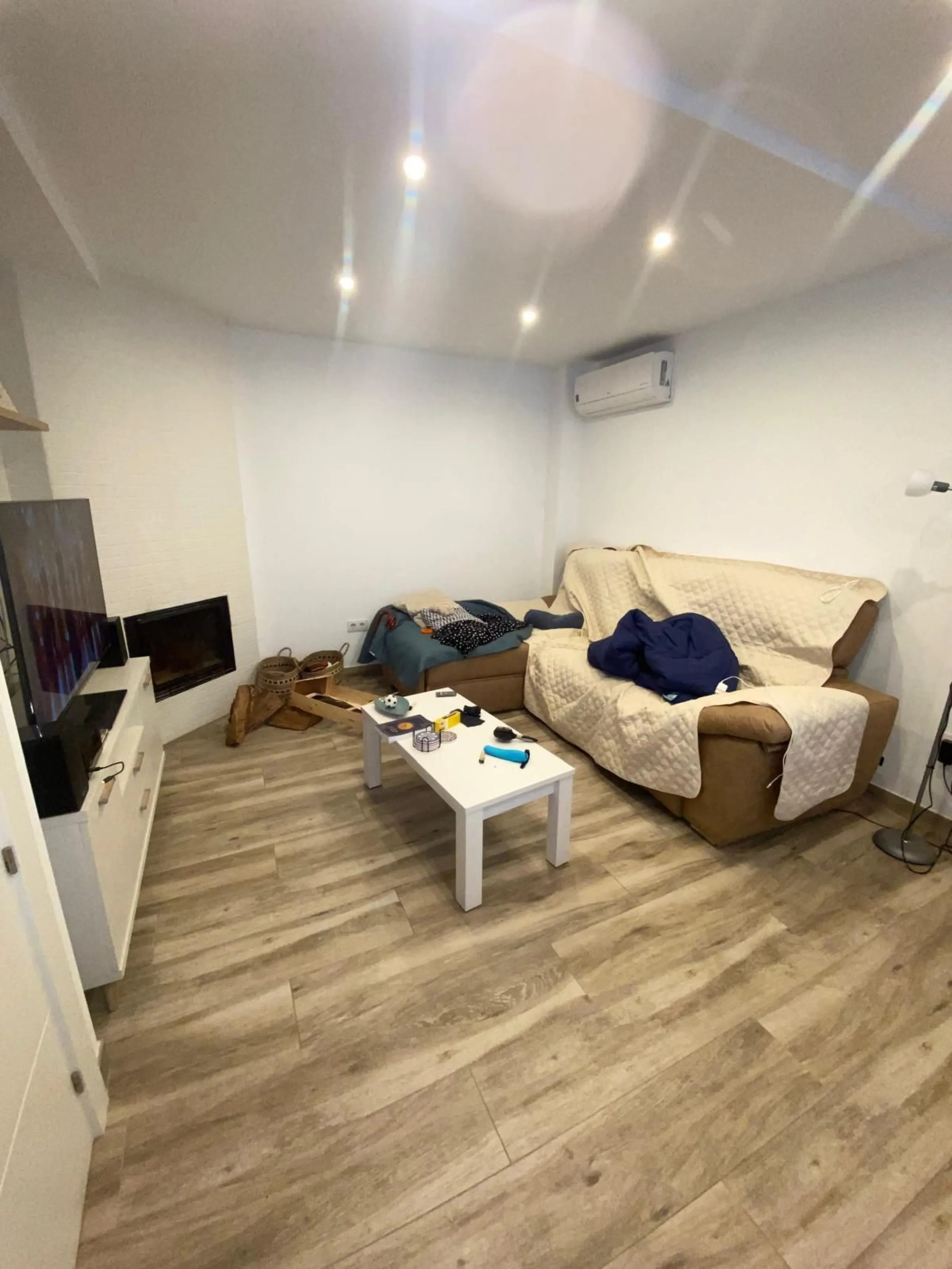 Discover this immaculate townhouse in the serene village of El Secadero, part of the picturesque Casares municipality in Málaga on the sun-drenched Costa del Sol—a tranquil inland haven blending rural Andalusian charm with modern convenience. Nestled amid
