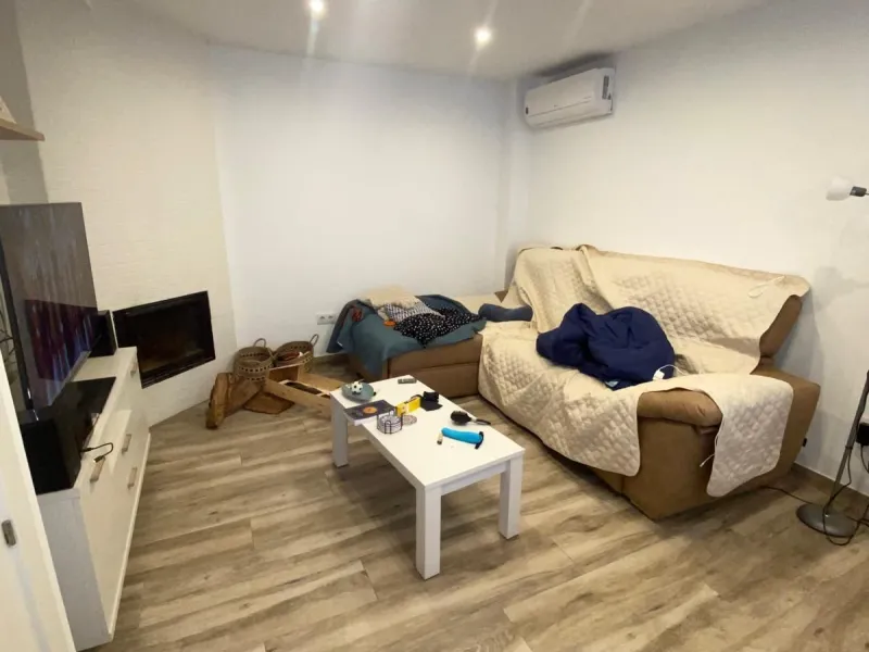 Discover this immaculate townhouse in the serene village of El Secadero, part of the picturesque Casares municipality in Málaga on the sun-drenched Costa del Sol—a tranquil inland haven blending rural Andalusian charm with modern convenience. Nestled amid