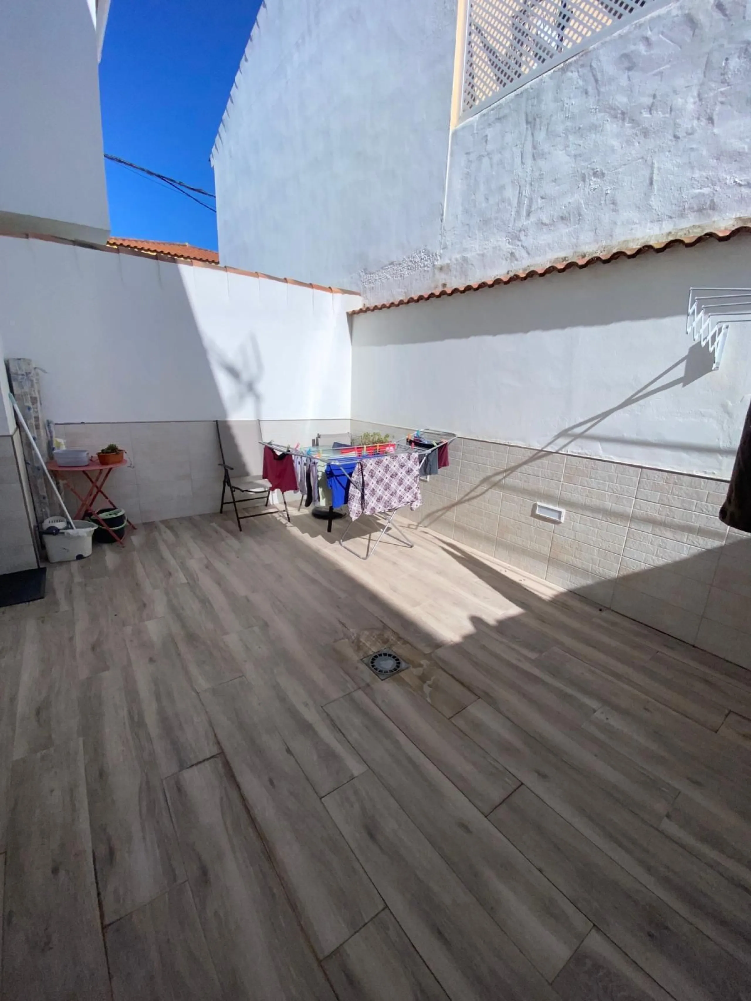 Discover this immaculate townhouse in the serene village of El Secadero, part of the picturesque Casares municipality in Málaga on the sun-drenched Costa del Sol—a tranquil inland haven blending rural Andalusian charm with modern convenience. Nestled amid