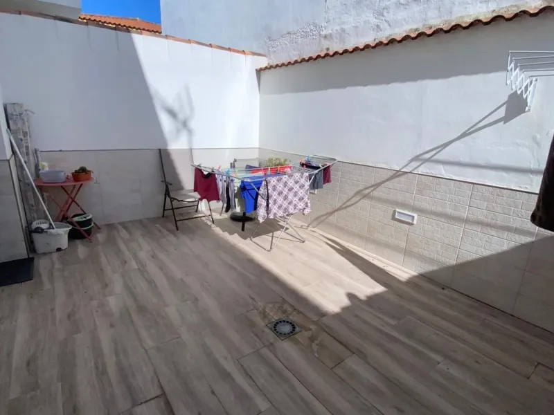 Discover this immaculate townhouse in the serene village of El Secadero, part of the picturesque Casares municipality in Málaga on the sun-drenched Costa del Sol—a tranquil inland haven blending rural Andalusian charm with modern convenience. Nestled amid