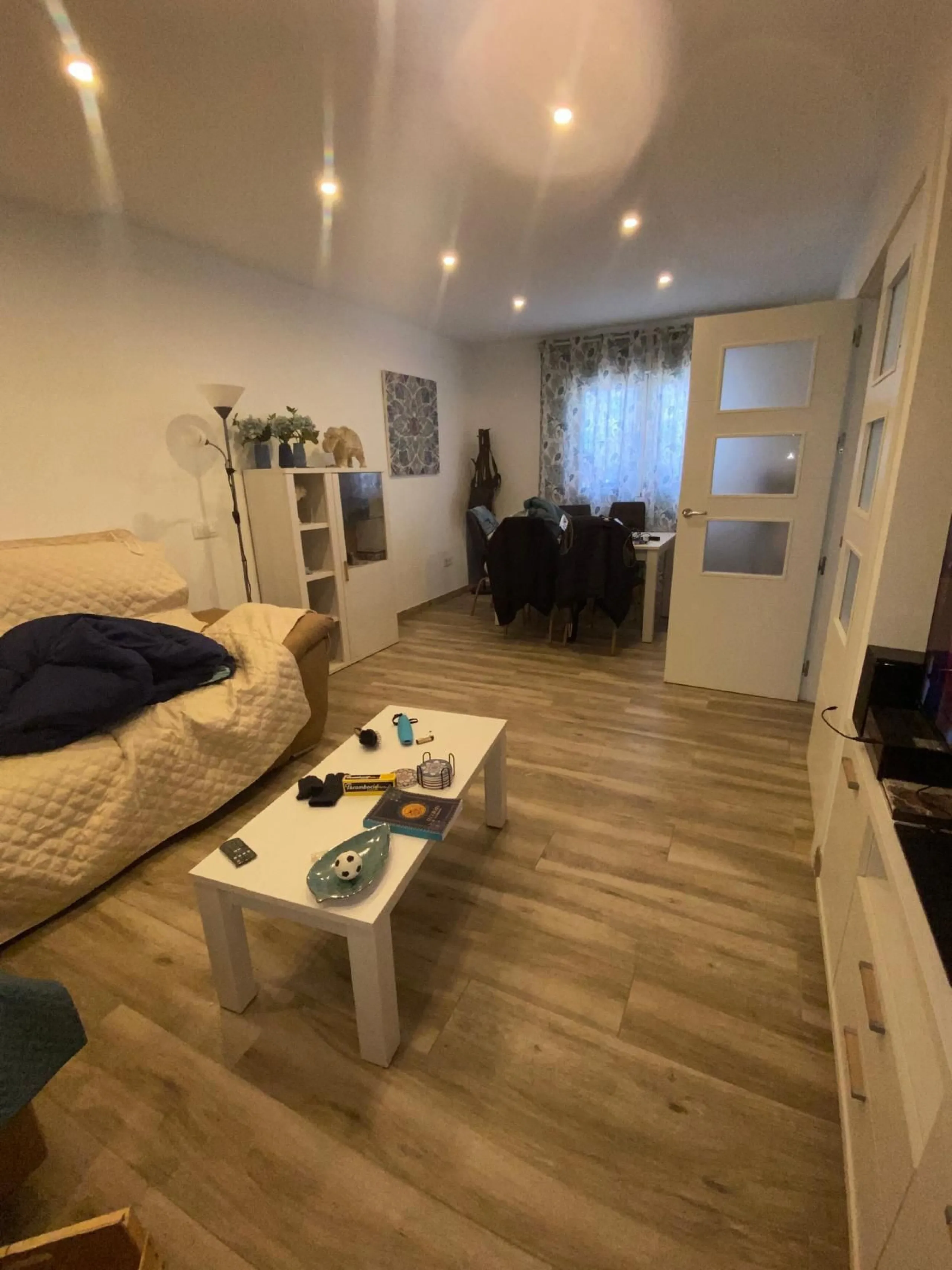 Discover this immaculate townhouse in the serene village of El Secadero, part of the picturesque Casares municipality in Málaga on the sun-drenched Costa del Sol—a tranquil inland haven blending rural Andalusian charm with modern convenience. Nestled amid