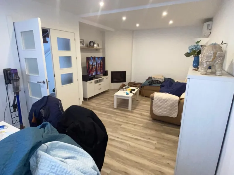 Discover this immaculate townhouse in the serene village of El Secadero, part of the picturesque Casares municipality in Málaga on the sun-drenched Costa del Sol—a tranquil inland haven blending rural Andalusian charm with modern convenience. Nestled amid